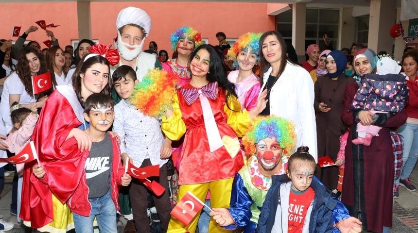 &Uuml;niversite &Ouml;ğrencilerinden &Ccedil;ocuklara 23 Nisan Bayramı