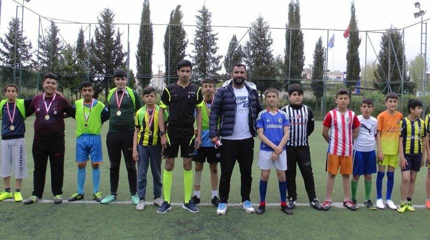 Minik &ouml;ğrenciler 23 Nisan&rsquo;ı futbol oynayarak kutladı