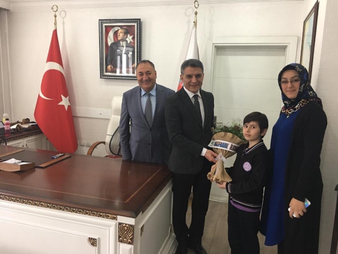 Kaymakam &Ouml;zkan makamını &ouml;ğrencilere devretti