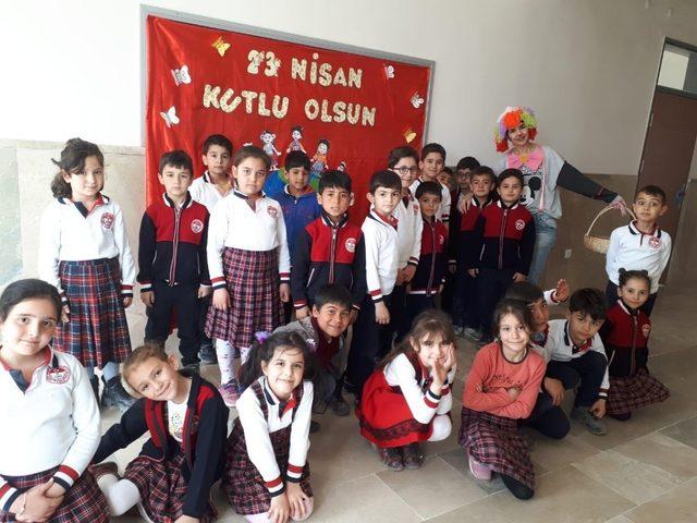 Öğrencileri için palyaço oldu