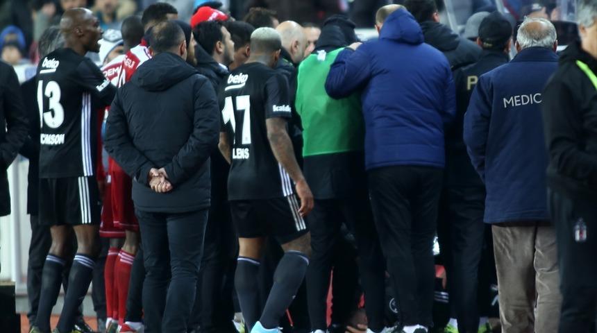 Sivas'ta olay! Beşiktaş'ın yıldızı yere yığıldı