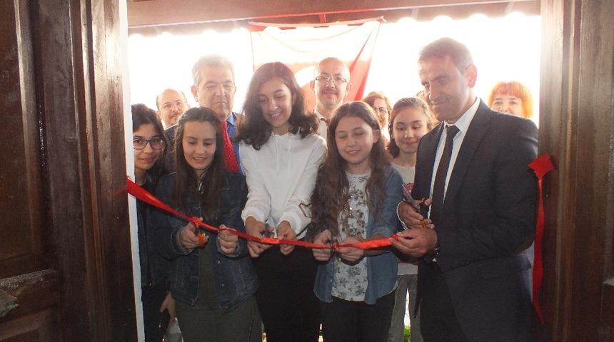 Kaş’ta çocuklardan sanat sergisi