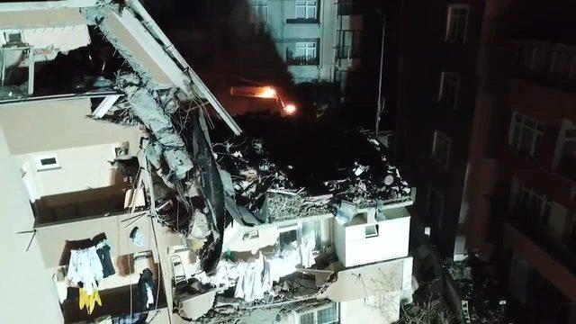 Kağıthane'de 5 katlı binanın yıkımı sürüyor