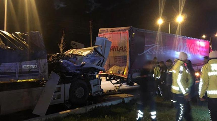 Çorum'da gece yarısı feci kaza! TIR bu hale geldi