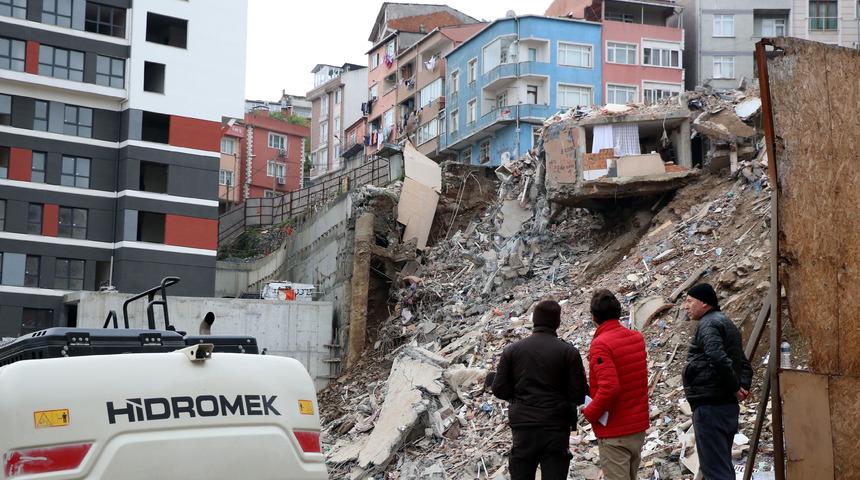 Kağıthane'de 5 katlı binanın yıkım &ccedil;alışması sona erdi (G&uuml;nd&uuml;z fotoğrafları)