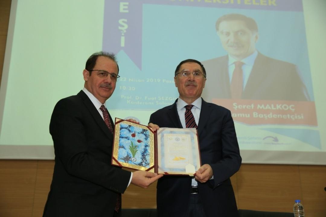 Geleneksel Dede Korkut &lsquo;Bilge Adam&rsquo; ve &lsquo;Edebiyat&rsquo; &Ouml;d&uuml;l&uuml; d&uuml;zenlenen t&ouml;renle takdim edildi