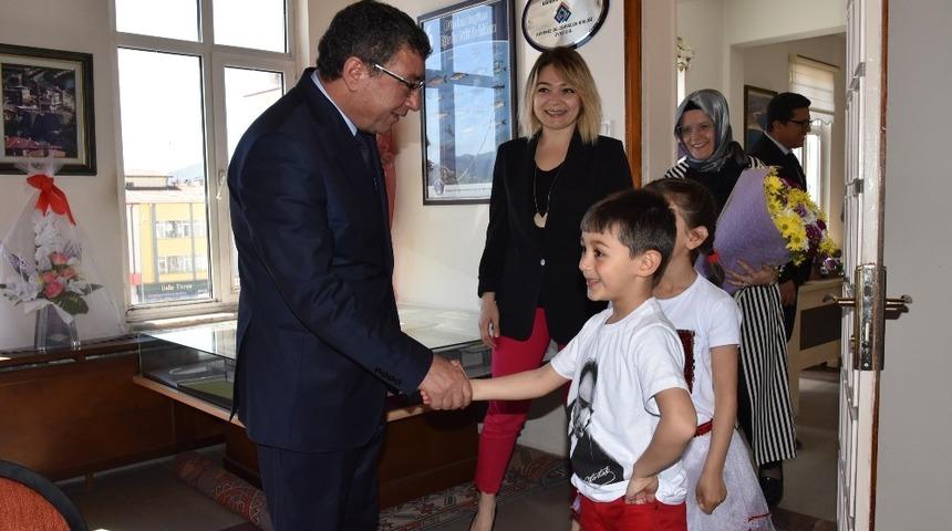 &Ccedil;ocuk başkan oyun parkı ve top istedi