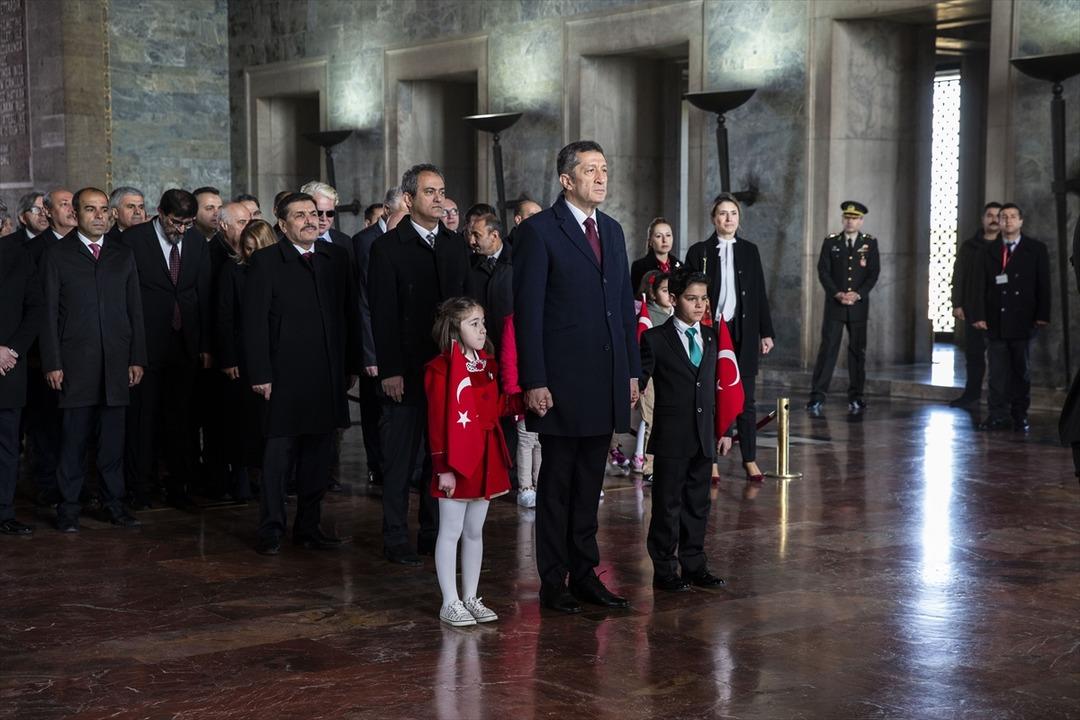 Milli Eğitim Bakanı Sel&ccedil;uk ve &ccedil;ocuklar Atat&uuml;rk'&uuml;n huzurunda