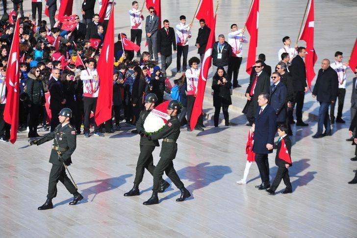 Milli Eğitim Bakanı Selçuk ve çocuklar Atatürk'ün huzurunda