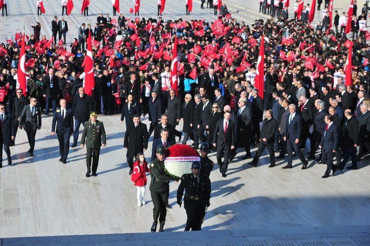 Milli Eğitim Bakanı Selçuk ve çocuklar Atatürk'ün huzurunda