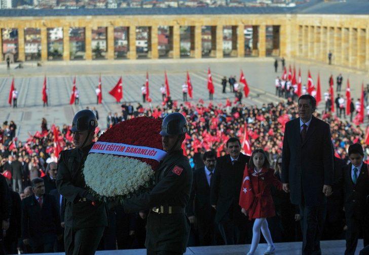 Milli Eğitim Bakanı Selçuk ve çocuklar Atatürk'ün huzurunda