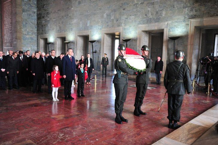 Milli Eğitim Bakanı Selçuk ve çocuklar Atatürk'ün huzurunda