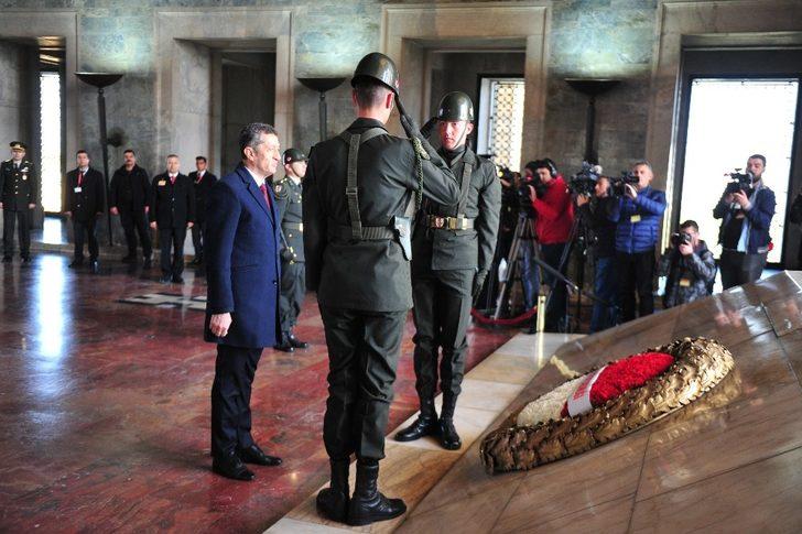 Milli Eğitim Bakanı Selçuk ve çocuklar Atatürk'ün huzurunda