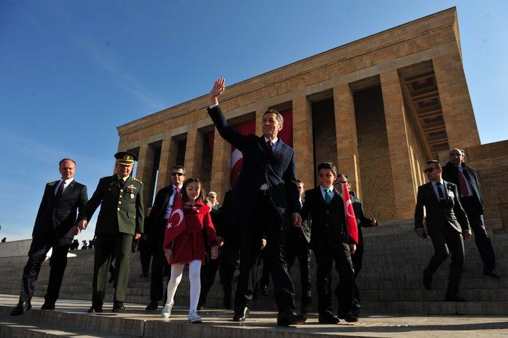 Milli Eğitim Bakanı Selçuk ve çocuklar Atatürk'ün huzurunda