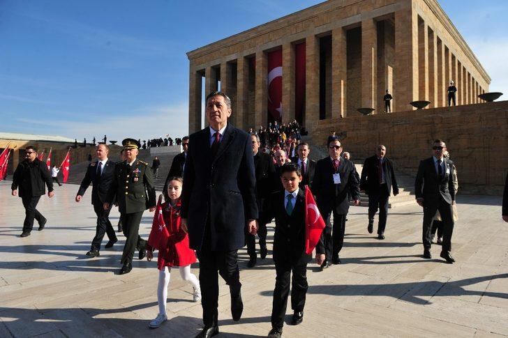 Milli Eğitim Bakanı Selçuk ve çocuklar Atatürk'ün huzurunda