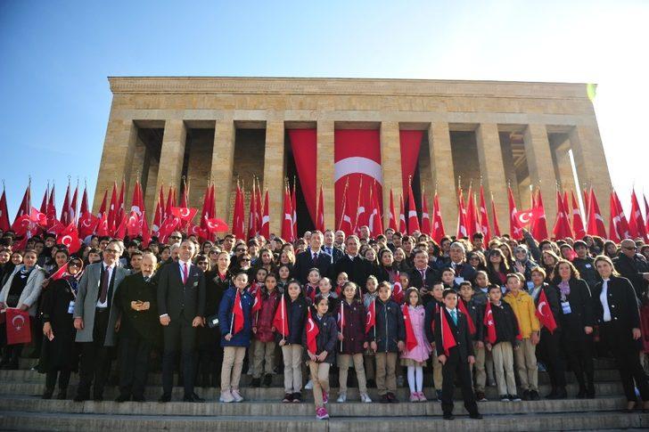 Milli Eğitim Bakanı Selçuk ve çocuklar Atatürk'ün huzurunda