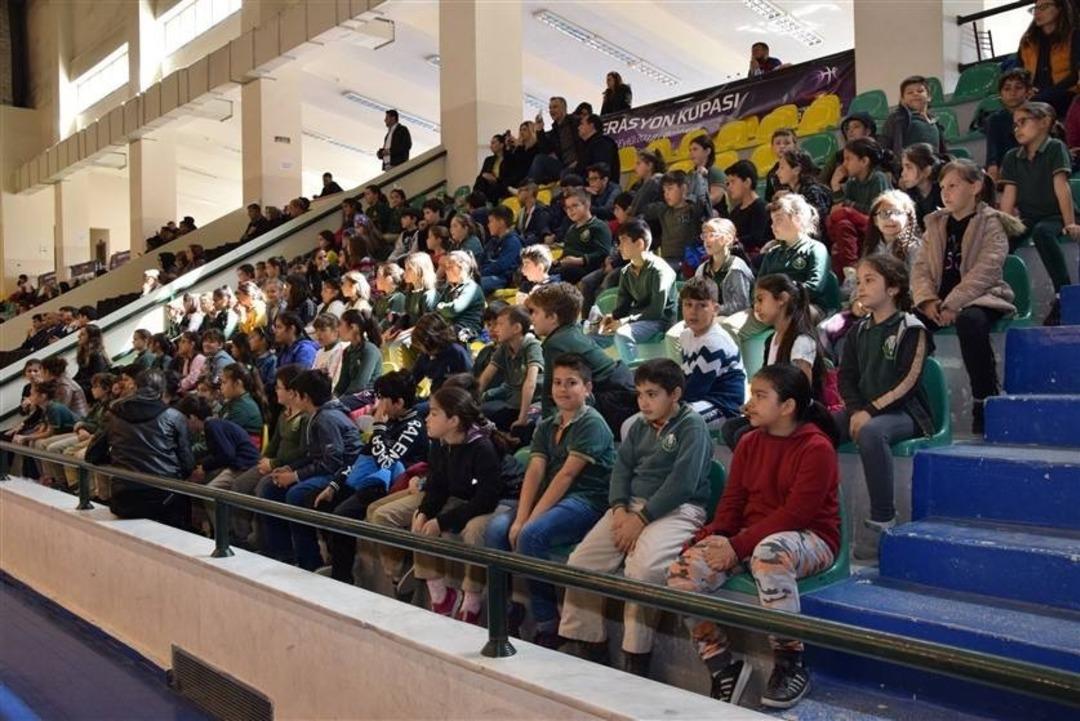 23 Nisan Ulusal Egemenlik Ve &Ccedil;ocuk Bayramı Spor Turnuvası &ouml;d&uuml;lleri Edremit&rsquo;te sahiplerini buldu