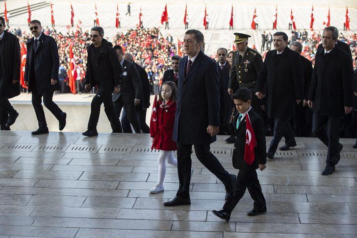 Milli Eğitim Bakanı Selçuk ve çocuklar Atatürk'ün huzurunda