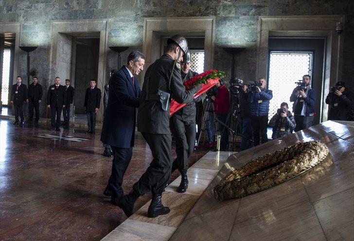 Milli Eğitim Bakanı Selçuk ve çocuklar Atatürk'ün huzurunda