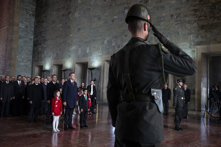 Milli Eğitim Bakanı Selçuk ve çocuklar Atatürk'ün huzurunda