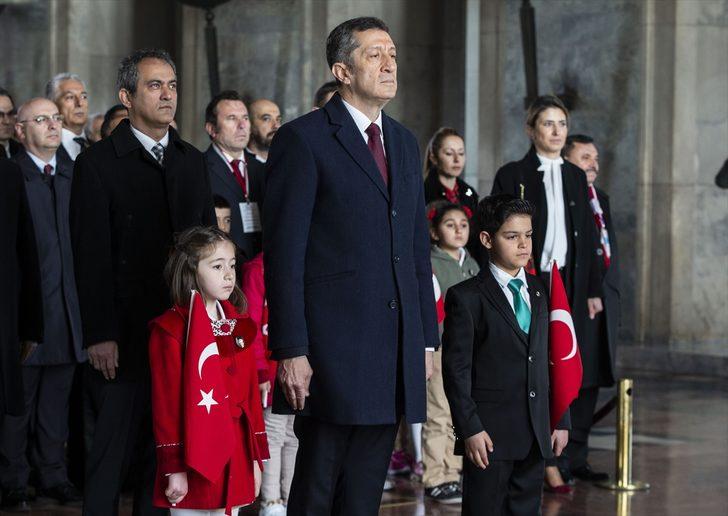 Milli Eğitim Bakanı Selçuk ve çocuklar Atatürk'ün huzurunda