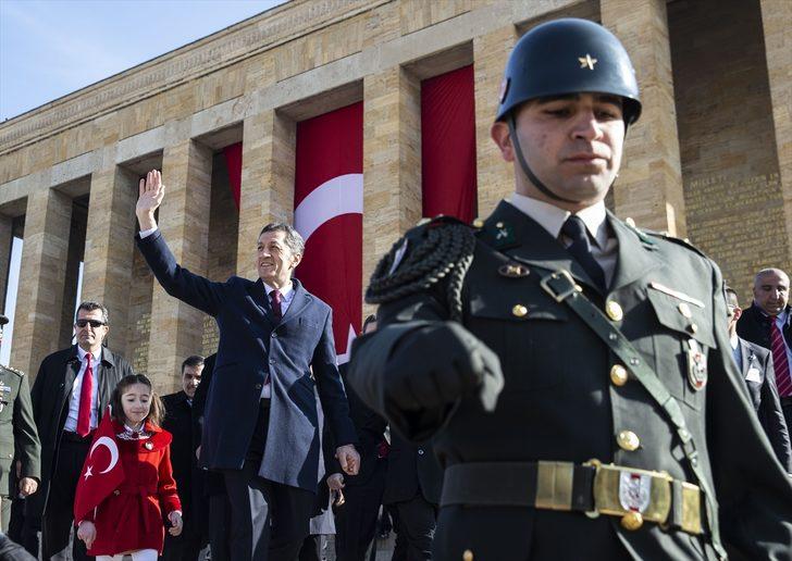 Milli Eğitim Bakanı Selçuk ve çocuklar Atatürk'ün huzurunda