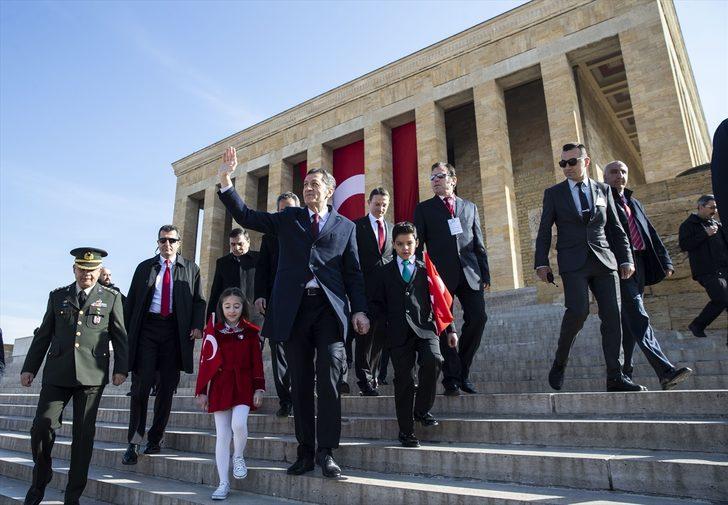 Milli Eğitim Bakanı Selçuk ve çocuklar Atatürk'ün huzurunda