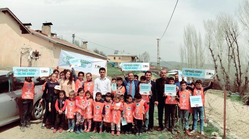 TEMA Vakfı Mutki g&ouml;n&uuml;ll&uuml;leri okul bah&ccedil;elerine fidan dikti