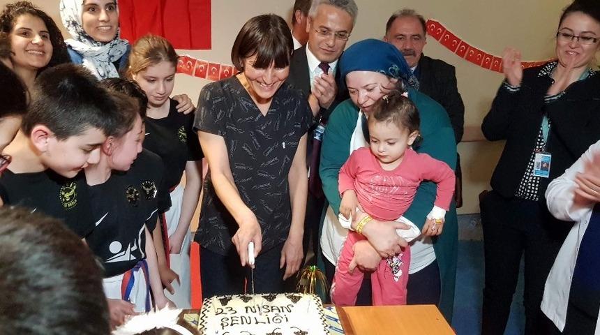 Hastanede &ccedil;ocuklara 23 Nisan S&uuml;rprizi
