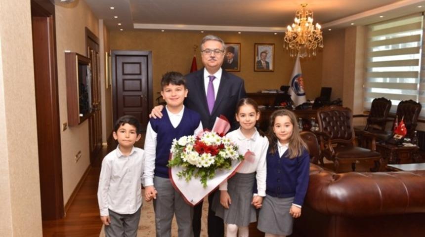 Vali Su, &ccedil;ocukları kabul etti