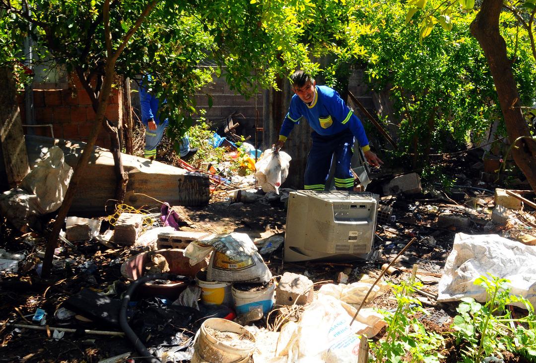 Evden 2 kamyon &ccedil;&ouml;p &ccedil;ıktı!