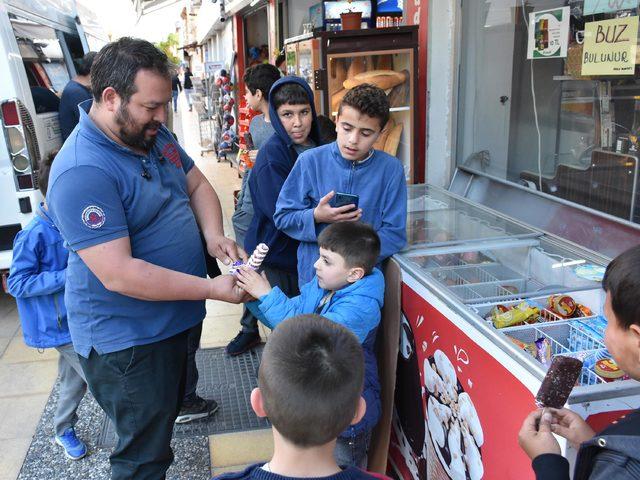 Çocuklara 23 Nisan dondurması