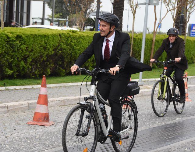 Tunç Soyer, 23 Nisan kutlamalarına bisiklete gitti