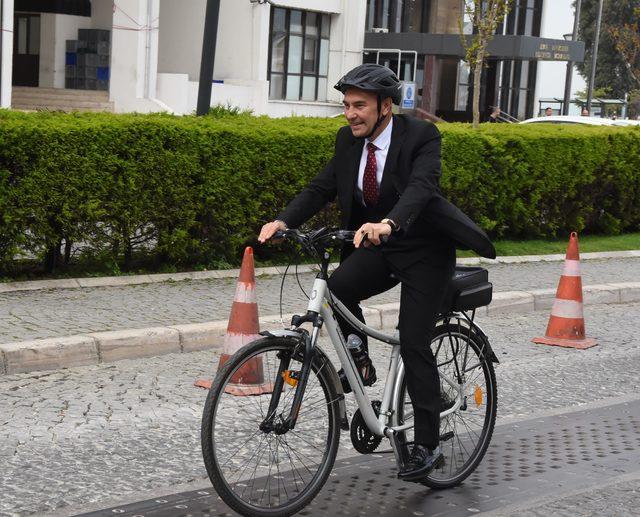 Tunç Soyer, 23 Nisan kutlamalarına bisiklete gitti
