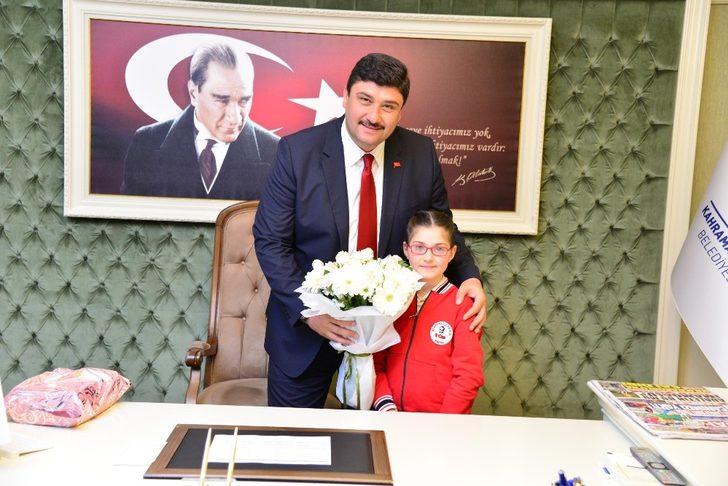 Başkan Oğuz koltuğunu minik Hayrünisa’ya bıraktı G2