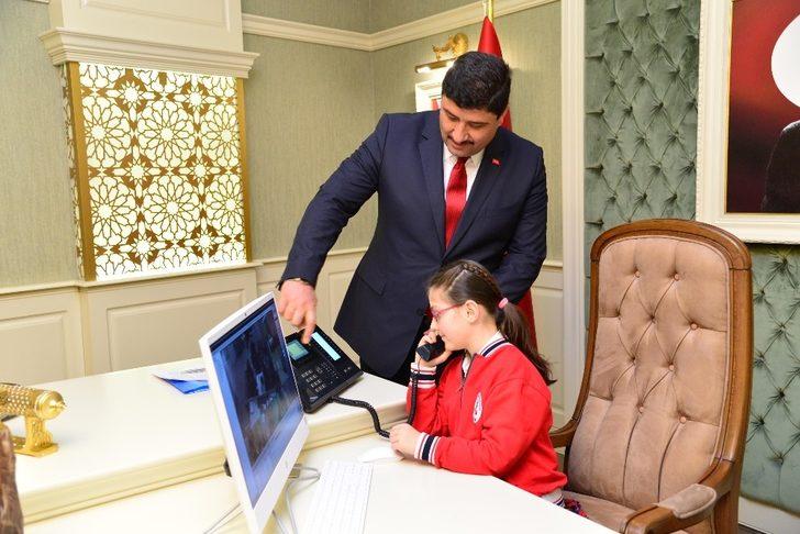 Başkan Oğuz koltuğunu minik Hayrünisa’ya bıraktı G3