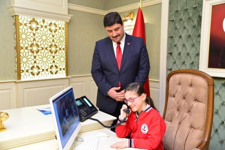 Başkan Oğuz koltuğunu minik Hayrünisa’ya bıraktı G4