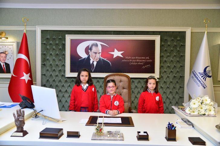 Başkan Oğuz koltuğunu minik Hayrünisa’ya bıraktı G5