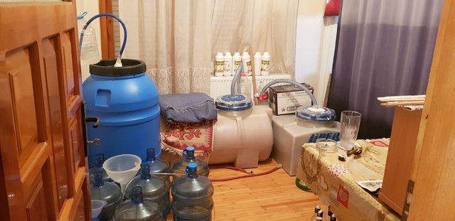 Sahte alkol imalathanesine çevrilen evden cephanelik çıktı