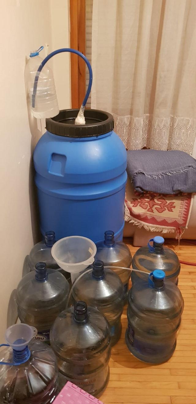 Sahte alkol imalathanesine çevrilen evden cephanelik çıktı