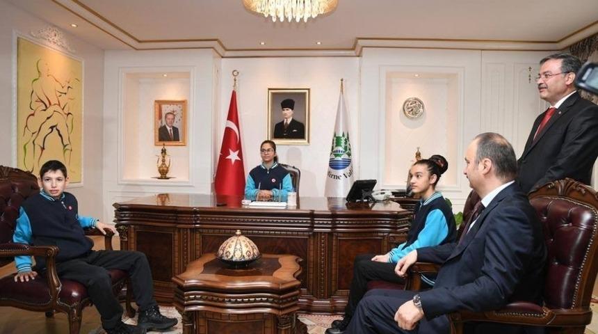 Vali Canalp’in makamı çocuklara emanet