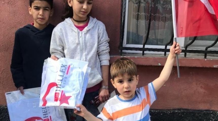 Y&uuml;zlerce &ccedil;ocuğa ay-yıldızlı tiş&ouml;rt