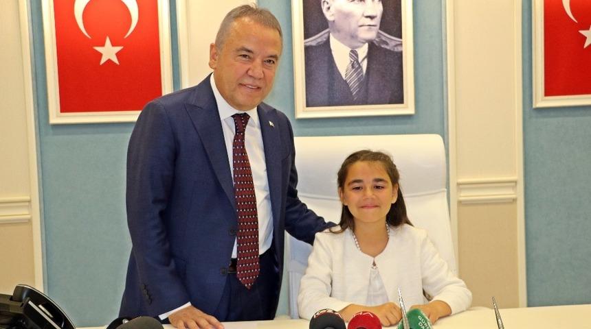 B&ouml;cek, koltuğunu &ccedil;ocuk başkana bıraktı