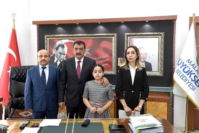 Başkan Gürkan koltuğunu Zeynep Neva’ya devretti
