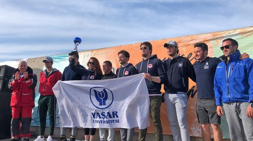 Yaşarlı yelkencilerden iki kupa