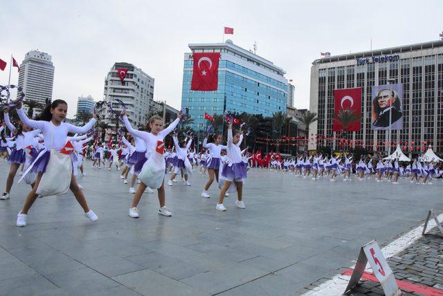 İzmir'de 23 Nisan Ulusal Egemenlik ve Çocuk Bayramı coşkusu