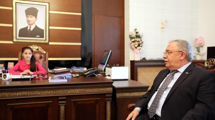 Vali Nayir 23 Nisan vesilesiyle makamını temsili olarak devretti