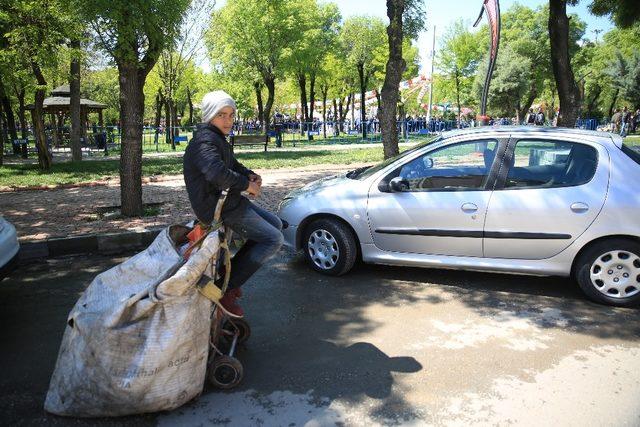 23 Nisan’ı kağıt aracının üzerinde izledi