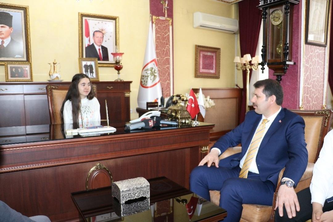 Bir g&uuml;nl&uuml;k vali, t&ouml;rene makam otomobili ile gitti