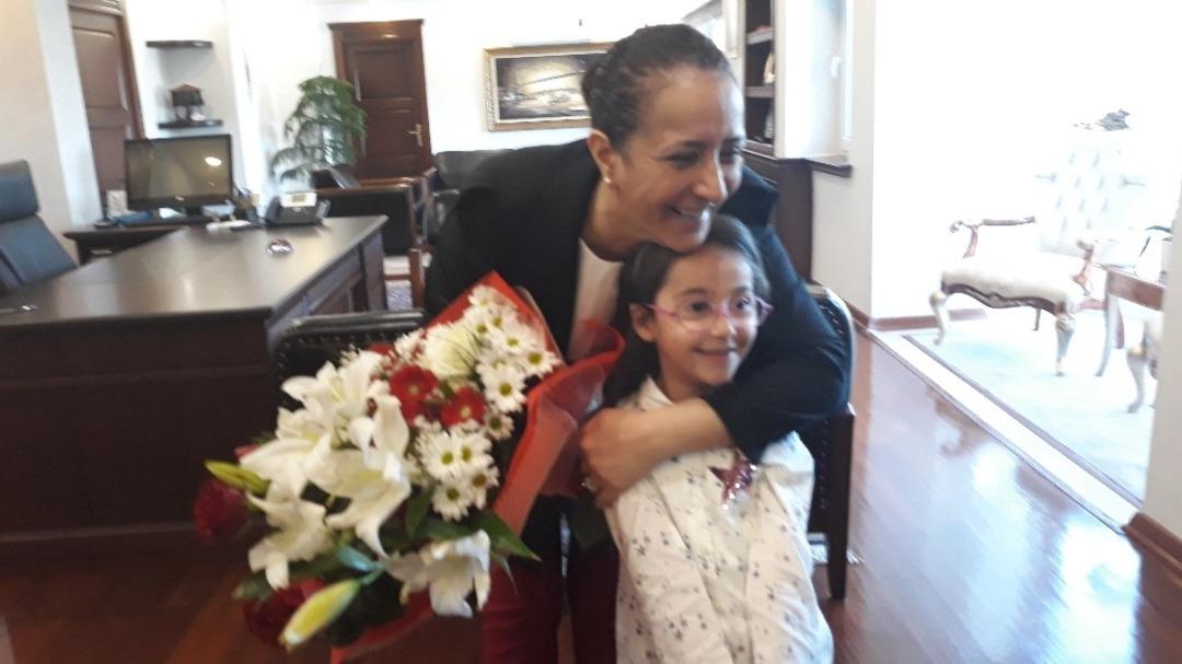 Kadın kaymakamın koltuğuna minik kız oturdu